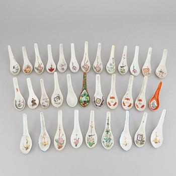 A group of 32 Chinese spoons, 20th Century.