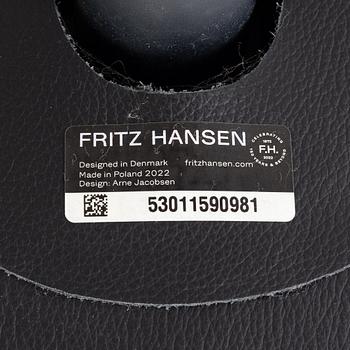 Arne Jacobsen, fåtölj med fotpall, "Ägget", Fritz Hansen, Danmark, 2022.