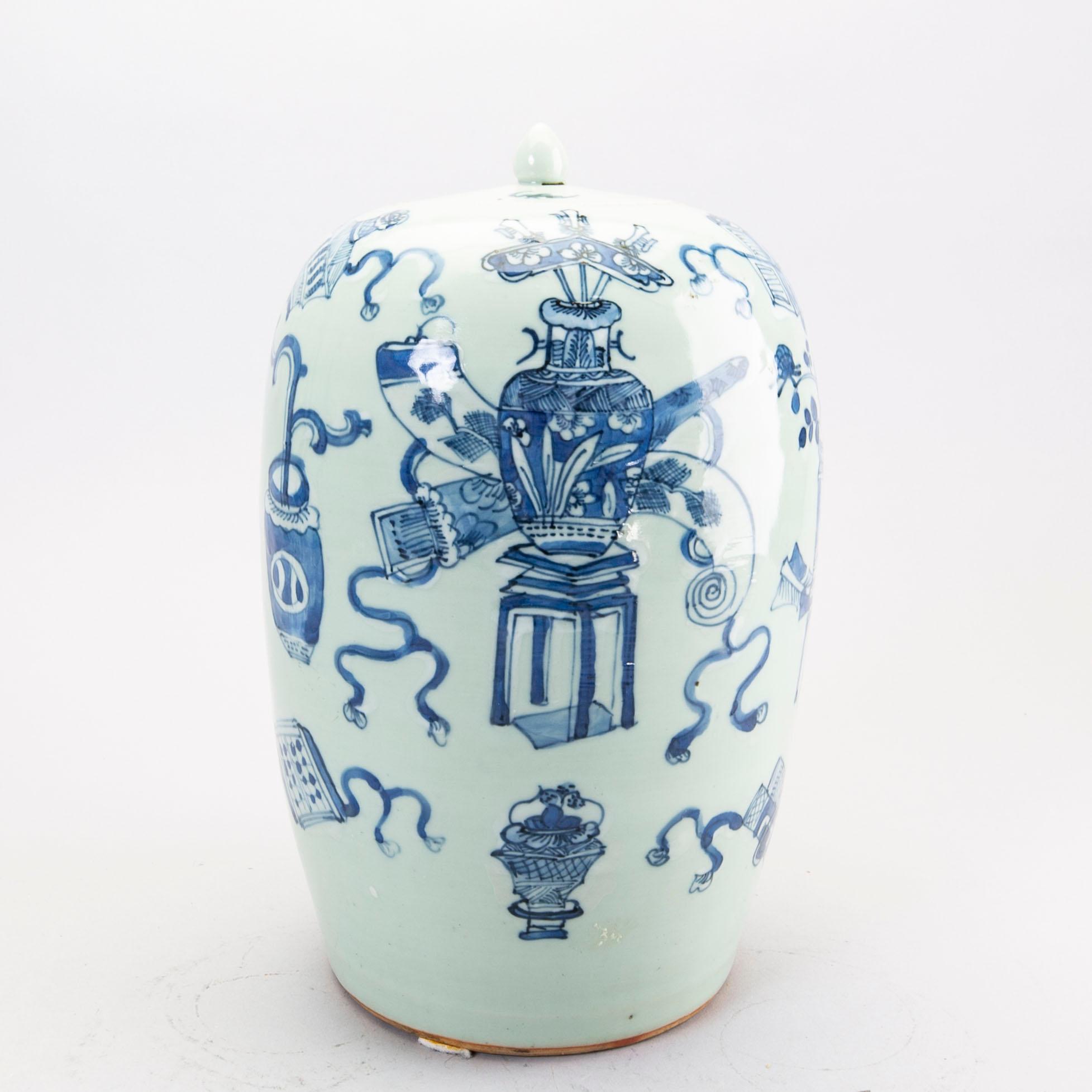 A Chinese Qing Dynasty around 1900 porcelain urn.
