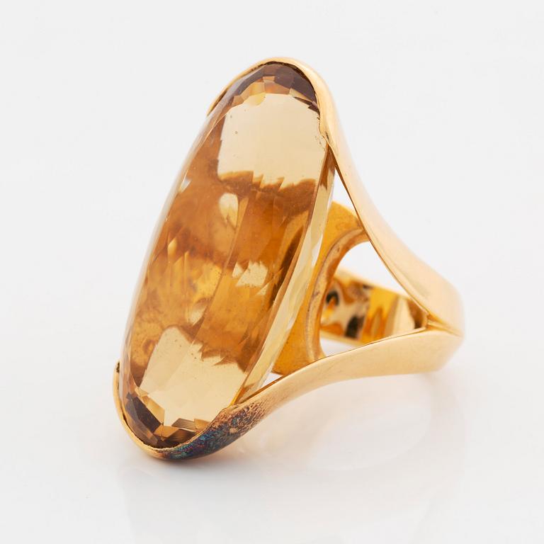 A Tina Karlsson ring in 18K gold set with an oval faceted citrine.