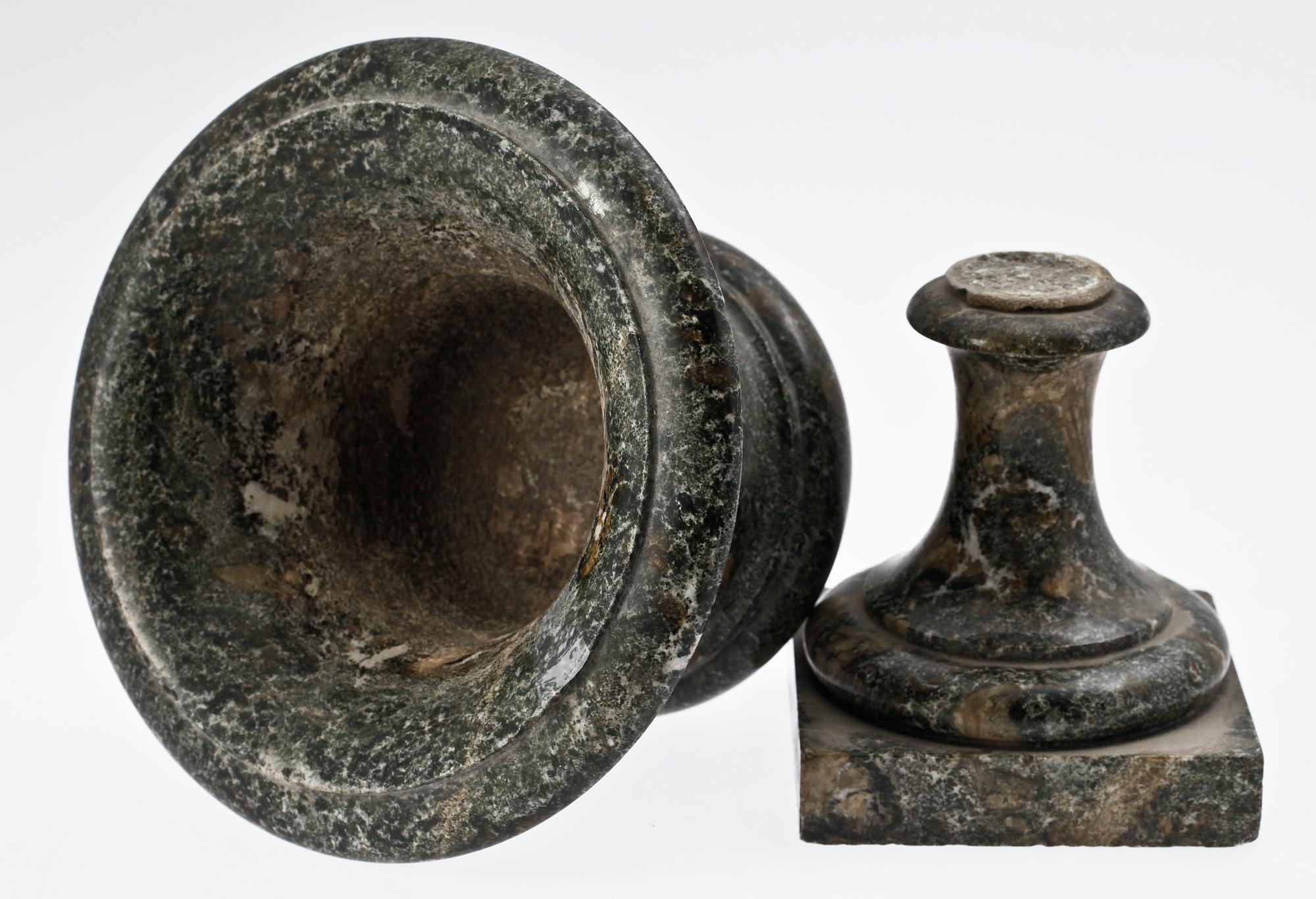 URNA, kolmårdsmarmor. 1800-tal.
