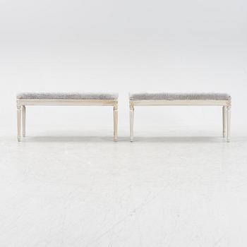 Bänkar, ett par, gustaviansk stil, sent 1900-tal.