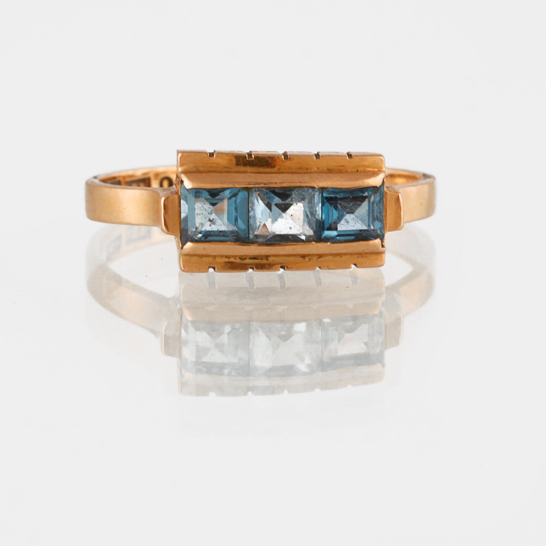 RING, 18K guld med 3 fasettslipade syntetiska spineller, troligtvis Hugo Grun & Co, Stockholm, 1955. Vikt 3,9 gram.