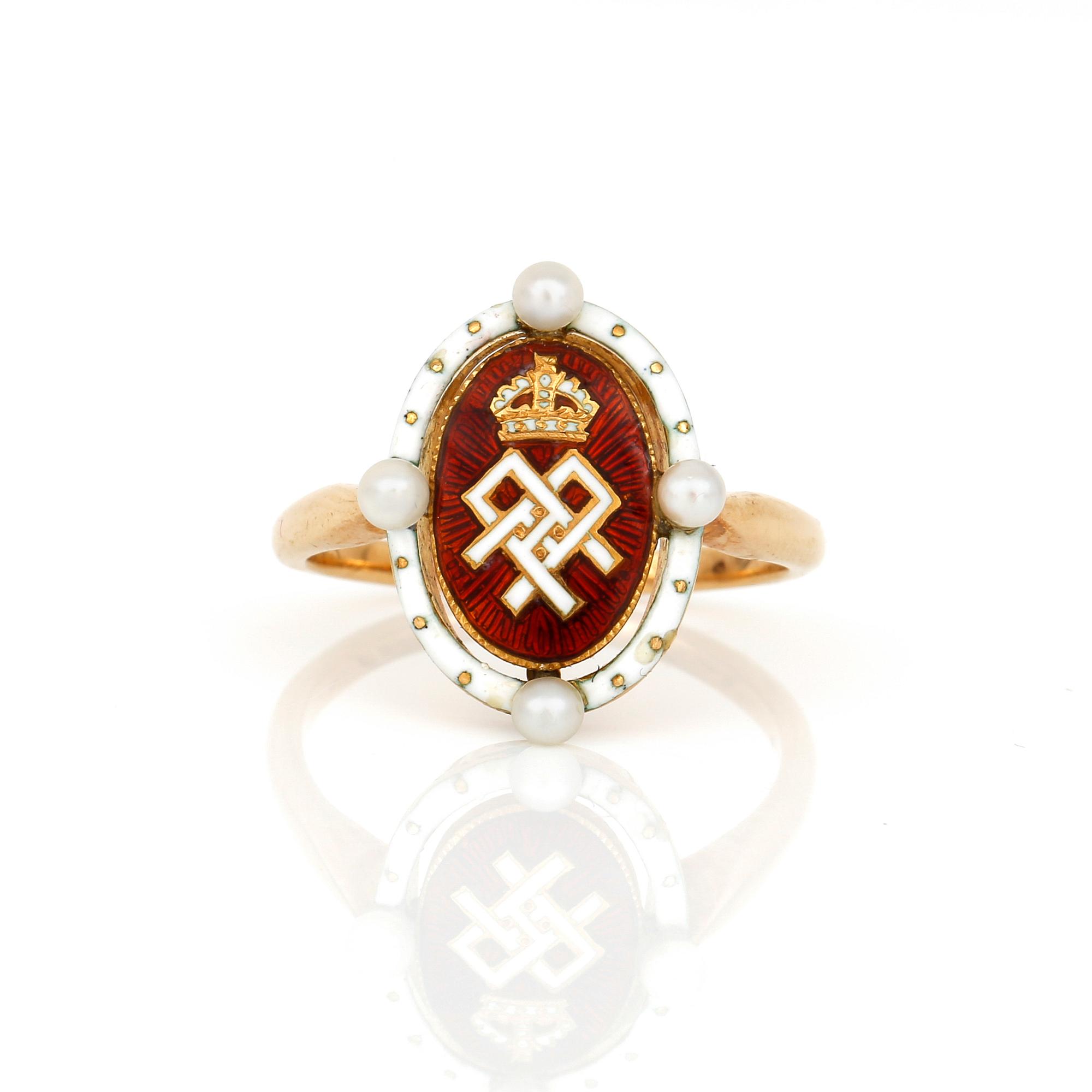 KUNGLIG RING, DROTTNING ALEXANDRA AV STORBRITANNIEN, 14K guld med emalj samt små sötvattenspärlor. Total vikt ca 4,16 g.