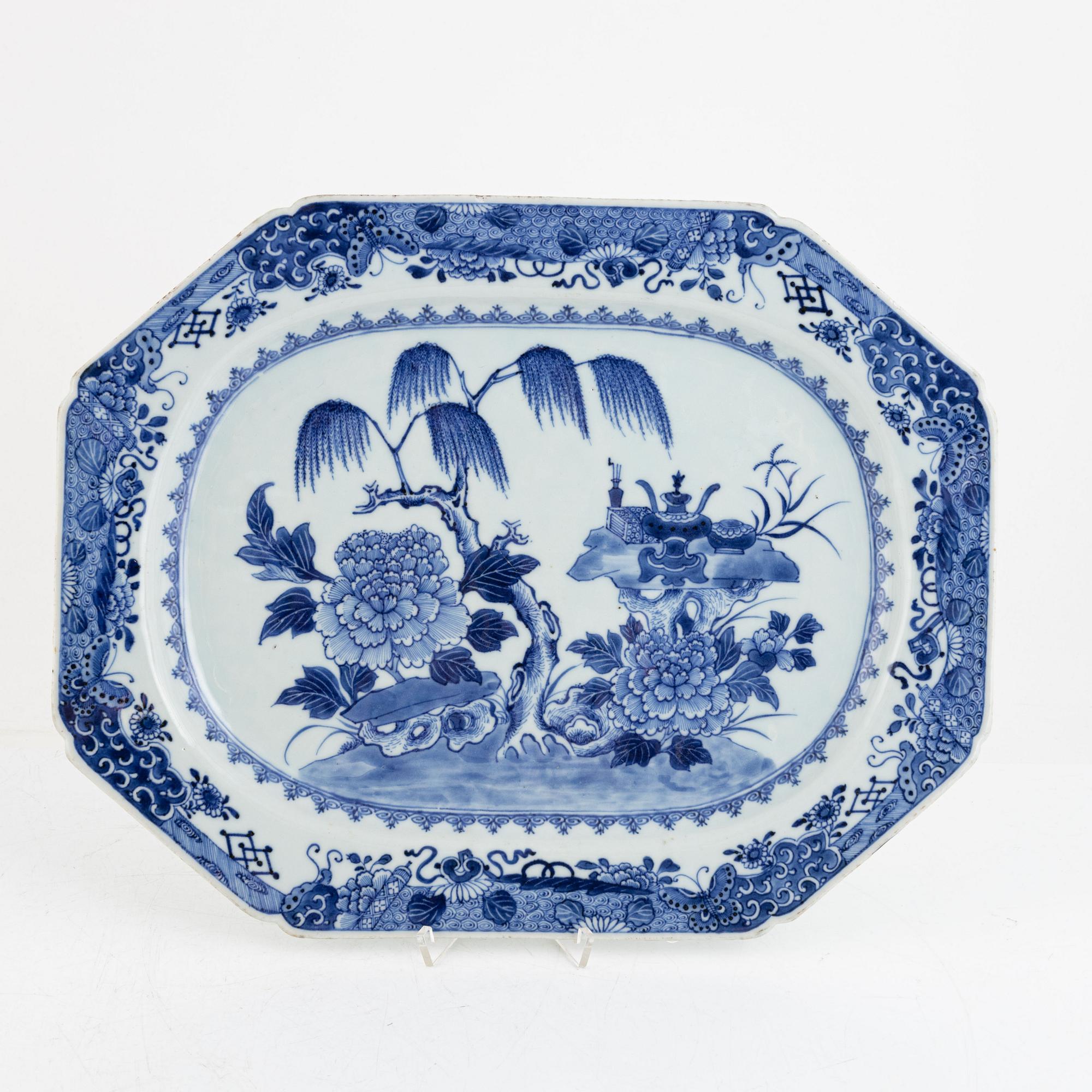Stekfat, två stycken, kompaniporslin, Kina, Qingdynastin, Qianlong (1736-95).