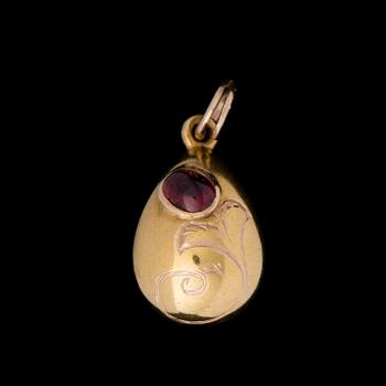 A PENDANT, 14K (56) gold. cabochon cut ruby. Russia, c. 1900.