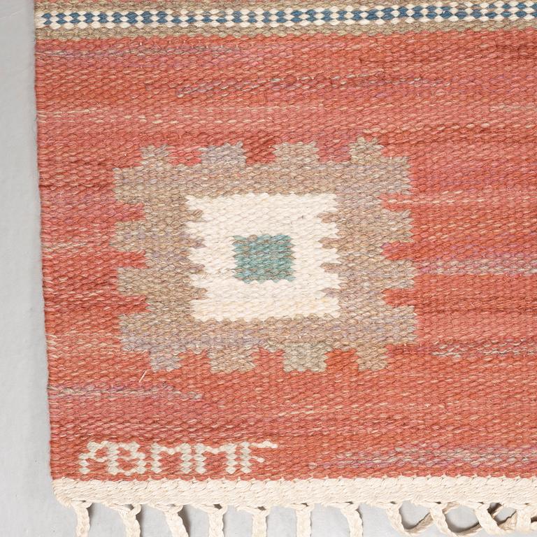 CARPET. "Röd Grön Äng". Flat weave. 355,5 x 231,5 cm. Signed AB MMF.