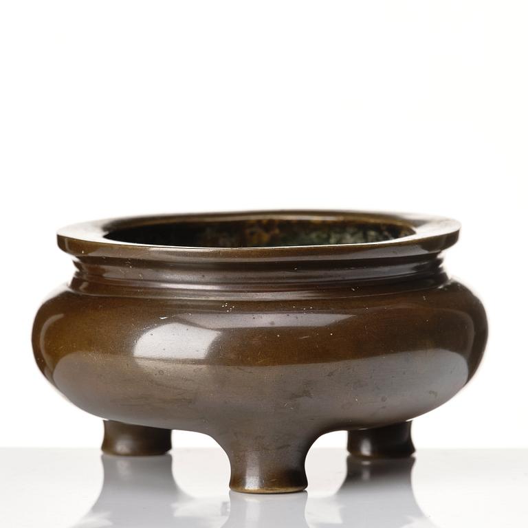 A bronze tripod censer, Qing dynasty (1664-1912).