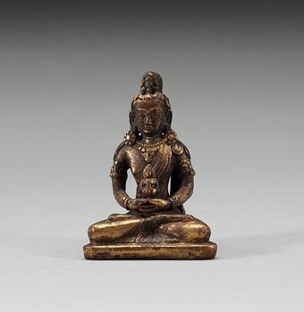 A gilt bronze Sinotibetan figure of Amitayus with a reliquary, 17/18th Century.