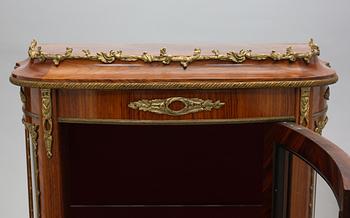 VITRINSKÅP, Louis XVI-stil, A.B G Lidner Hälsingborg, omkring 1900-talets mitt.