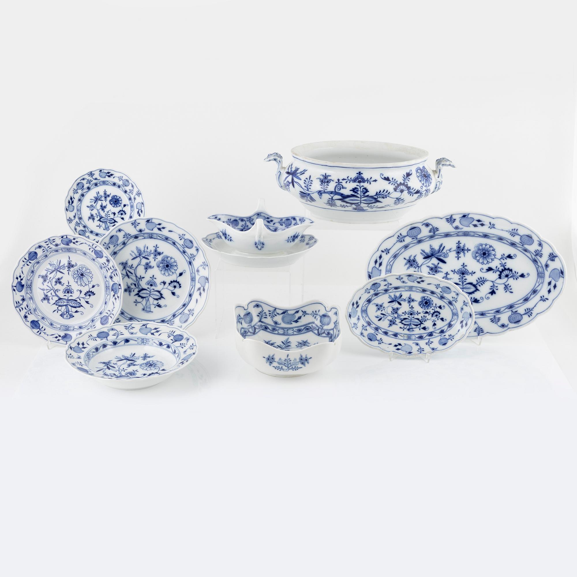 A 33-piece porcelain dinner service, "Ziebelmunter", mostly STadt Meissen, Germany.