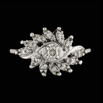 RING, 14 k vitguld med diamanter tot ca0,17ct. Vikt ca 4 g.