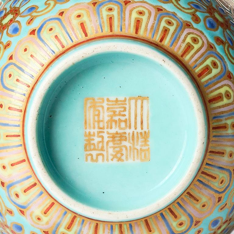 Kopp med lock, porslin. Qing dynastin, med Jiaqings märke och period (1796-1820).