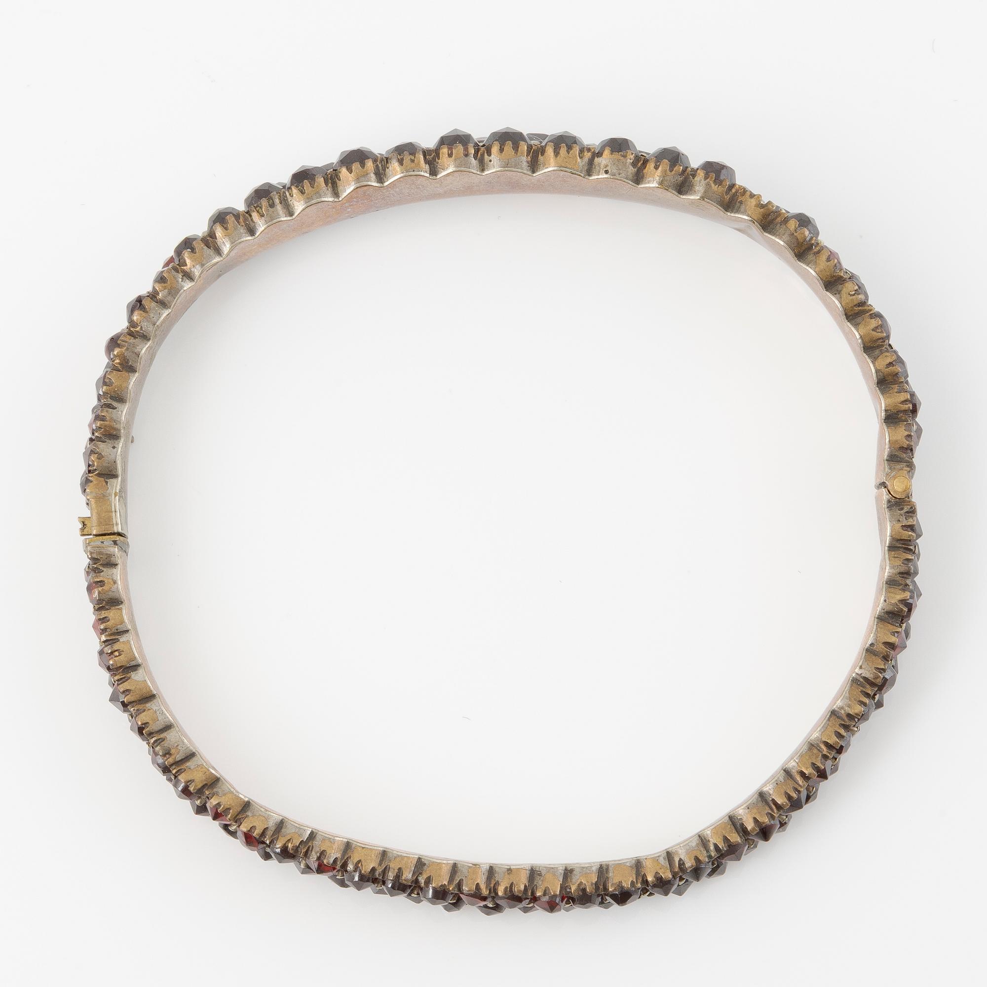 Garnityr med granater, armband, armring, broscher 2 st.