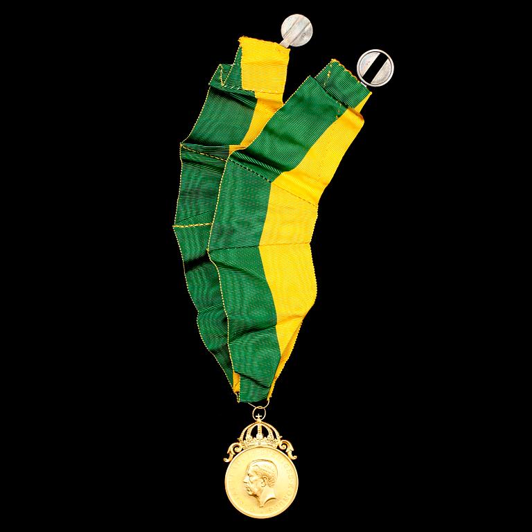 MEDALJ, 18 k, Kungliga Patriotiska Sällskapet. Vikt ca 37 g inkl. band.