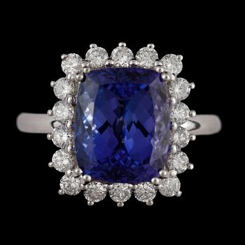 RING, 18k vitguld med tanzanit ca 5,91 ct en uppgift o krans av 18 briljantslipade diamanter ca 0,75 ct. Vikt ca 5 gram.