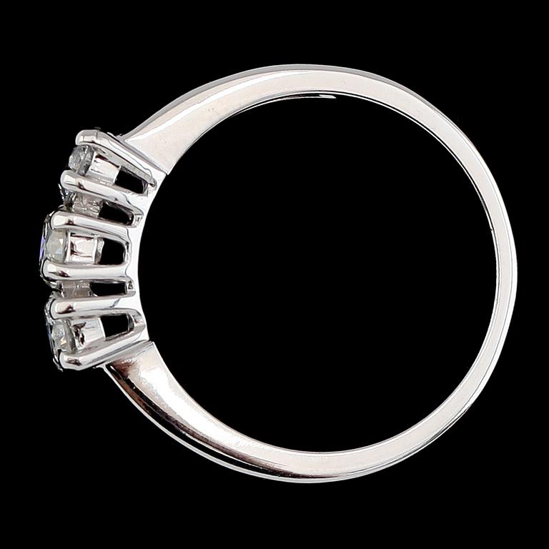 RING, 18K vitguld, 3 briljantslipade diamanter tot ca 0.84 ct.