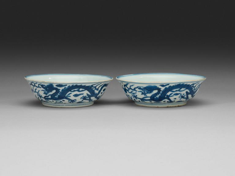 A pair of blue and white dragon dishes, Ming dynasty, with Wanli six character mark and period (1572–1620).