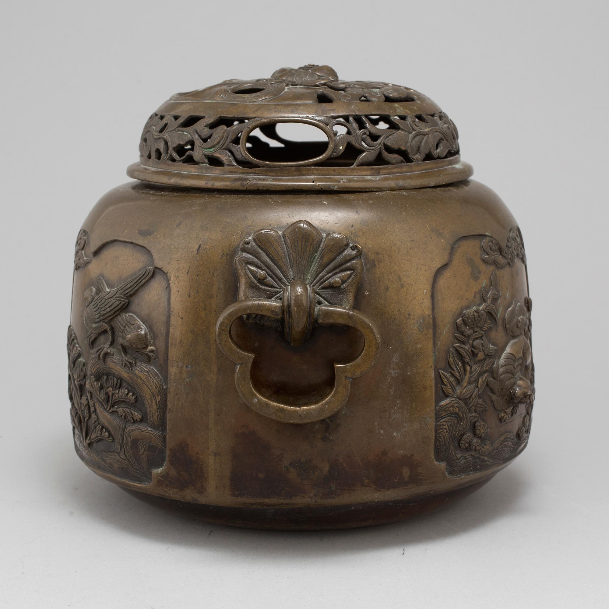A large bronze censer with cover, Japan, Meiji (1868-1912).