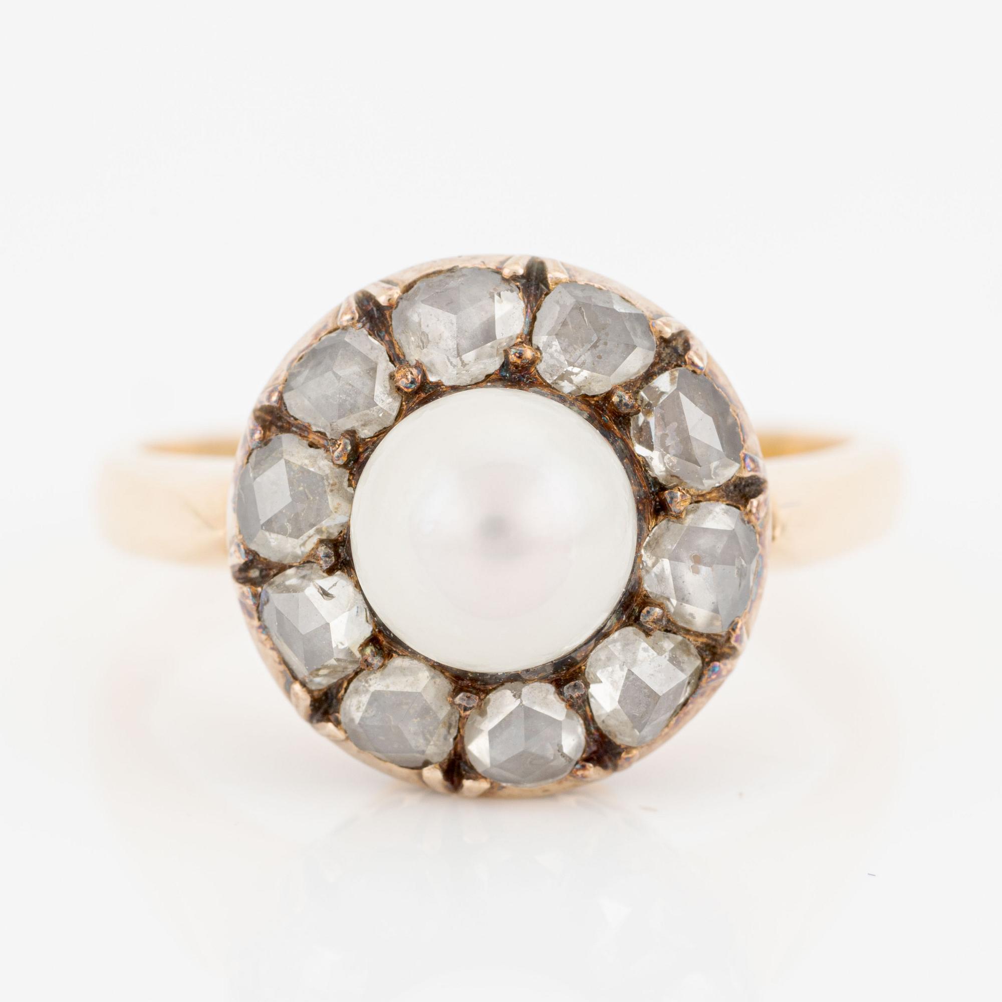 Ring in 18K gold carmosé with rose stones and a pearl.