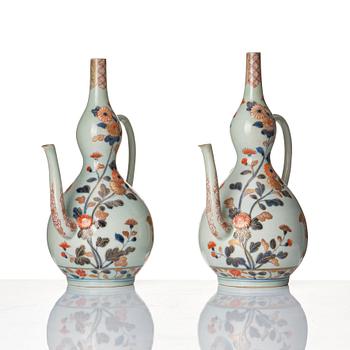 Vinkannor, två stycken, porslin. Japan, Edo perioden (1666-1868).