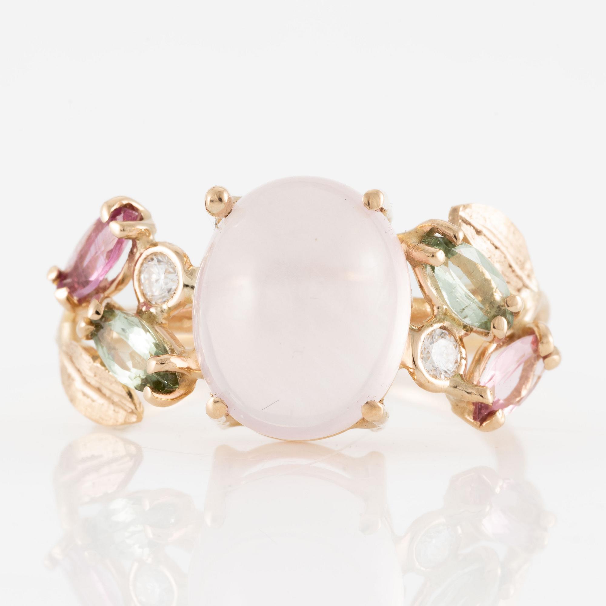 Ring in 18K gold set with a cabochon-cut rose quartz, green and pink tourmalines, and brilliant-cut diamonds.