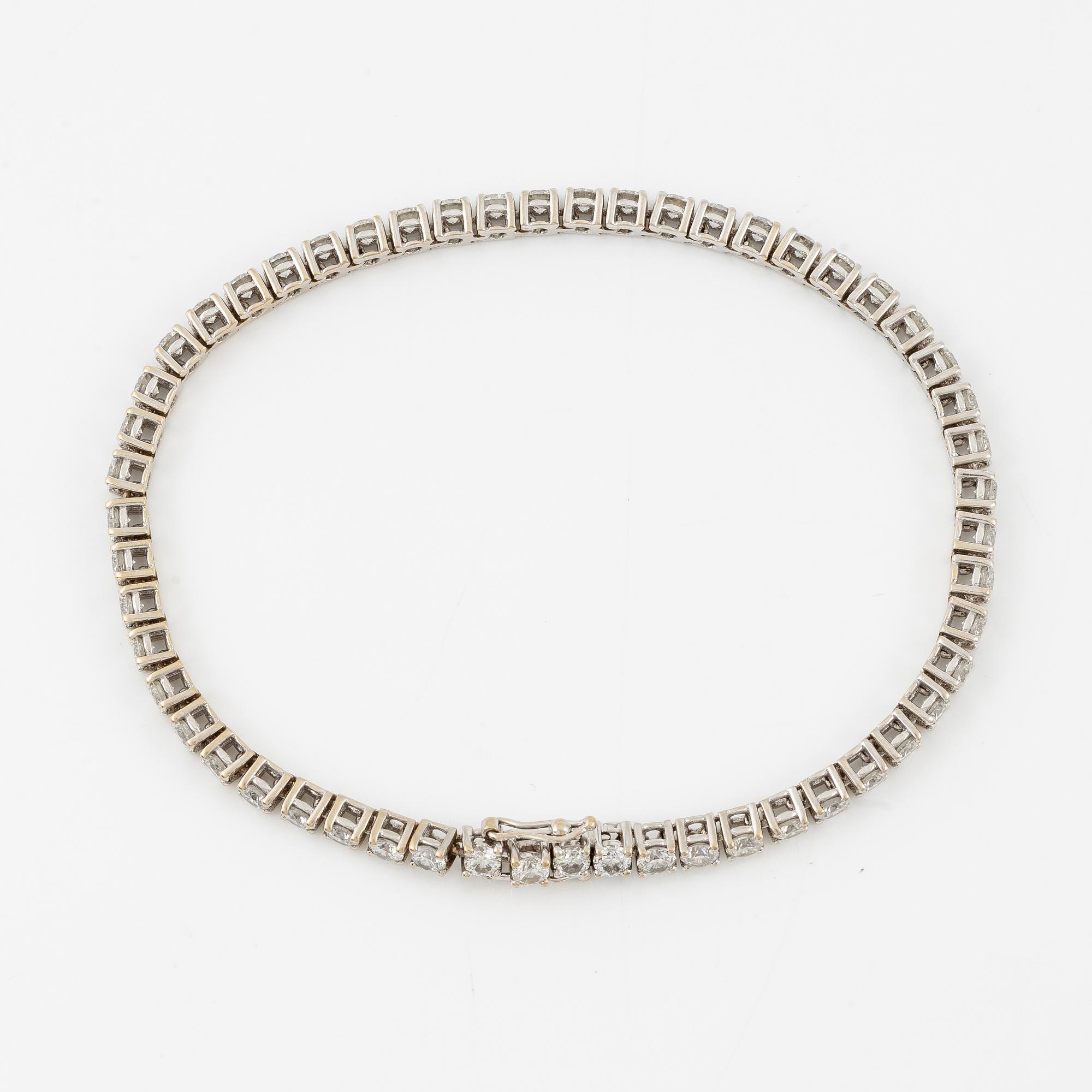 Tennis bracelet 18K white gold with round brilliant-cut diamonds.