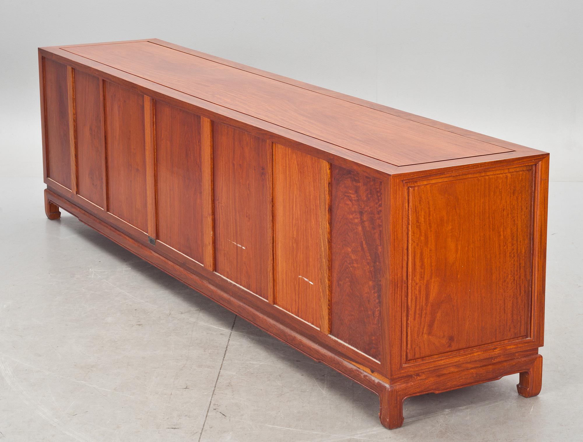 SIDEBOARD. Tillverkad i Kina för DUX.