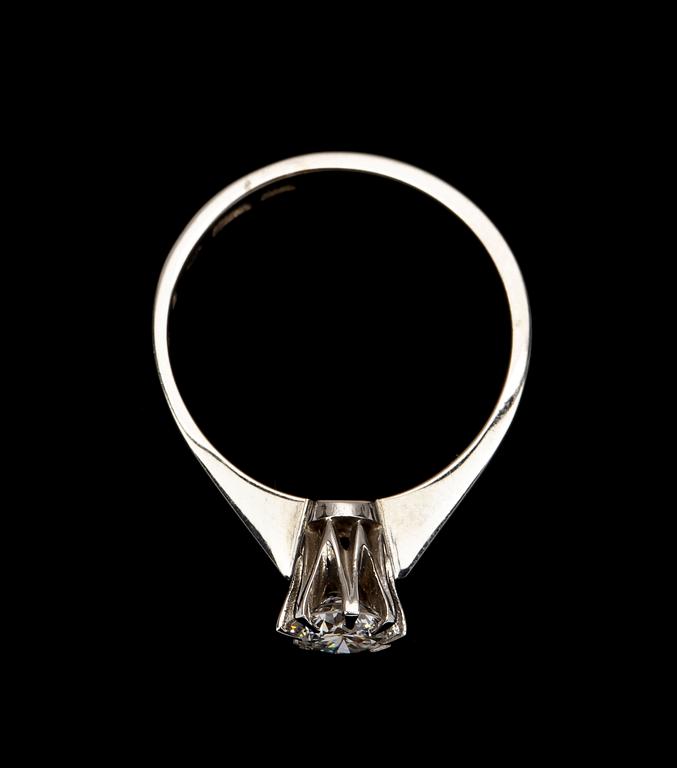 RING, 18k vitguld med briljantslipad diamant, 0.40 ct enligt gravyr, 1975.