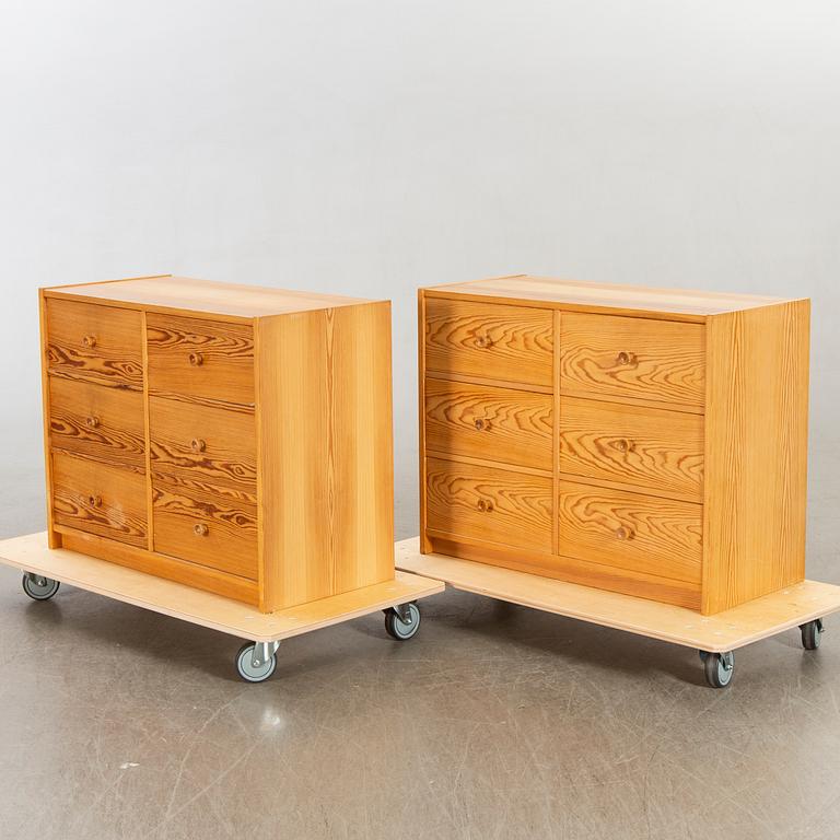 A pair of late 20th century chest of drawers.