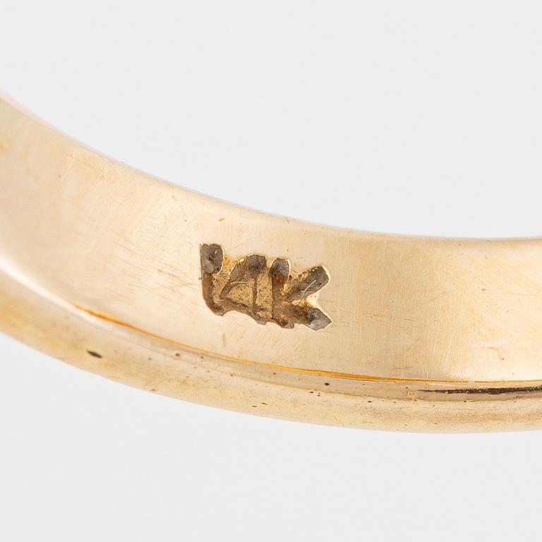 Ring 14K gold with a cultured pearl.