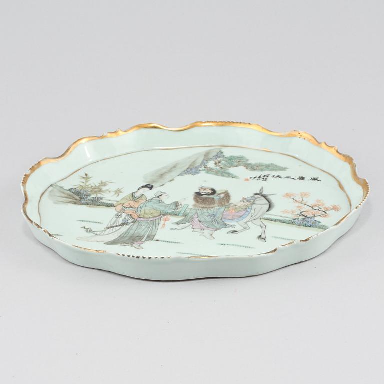 BRICKA, porslin, Kina, omkring sekelskiftet 1900.