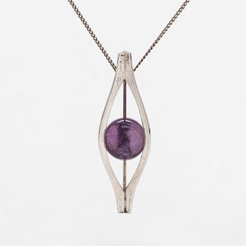 Elis Kauppi, hänge, silver och ametist, Kupittaan Kulta, Åbo 1962 med kedja.