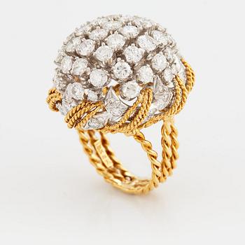 788. A RING set with round brilliant-cut diamonds.