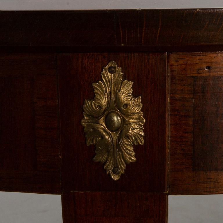 MATBORD, gustaviansk stil, mahognyfanerat, 1900-talets första hälft. 4 iläggsskivor medföljer.