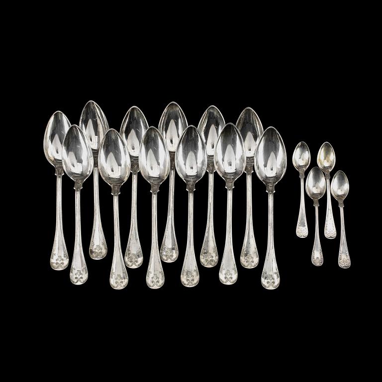 MATSKEDAR, 12 st samt KAFFESKEDAR, 4 st, silver, "Gammal fransk", mest JG. Hentzell, Kalmar. Tidigt 1900-tal. Ca 698 g.