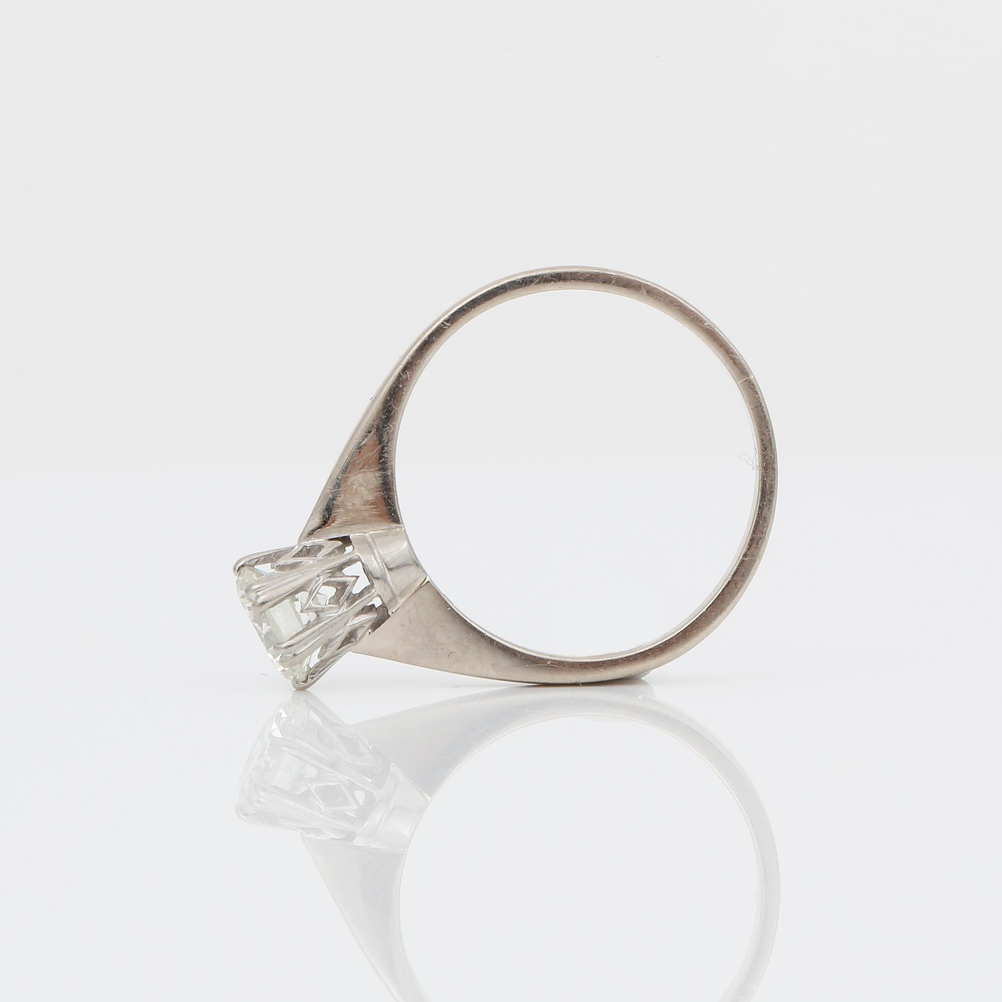 RING, 18K vitguld med briljantslipad diamant, ca 0,76 ct, Örns, Göteborg, 1976. Vikt ca 3,11 g.