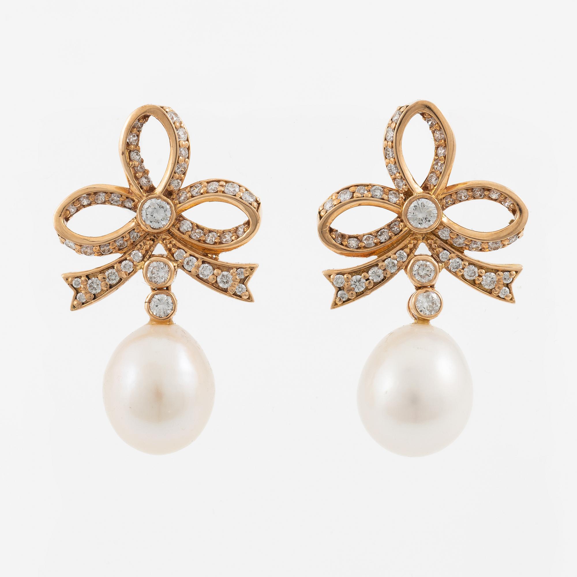 Earrings, a pair, 18K rose gold with cultured freshwater pearls and brilliant-cut diamonds.
