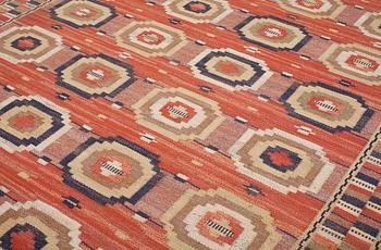 CARPET. "Röda åttan". Flat weave. 298,5 x 207 cm. Signed MMF.