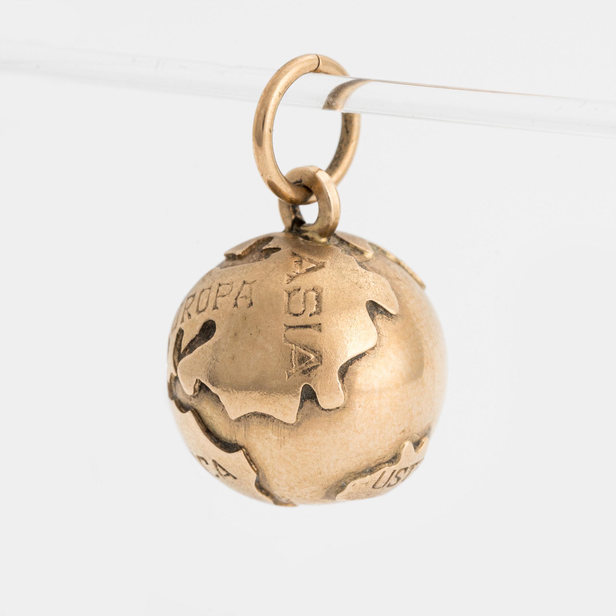 Charm in the shape of a globe, 18K gold.