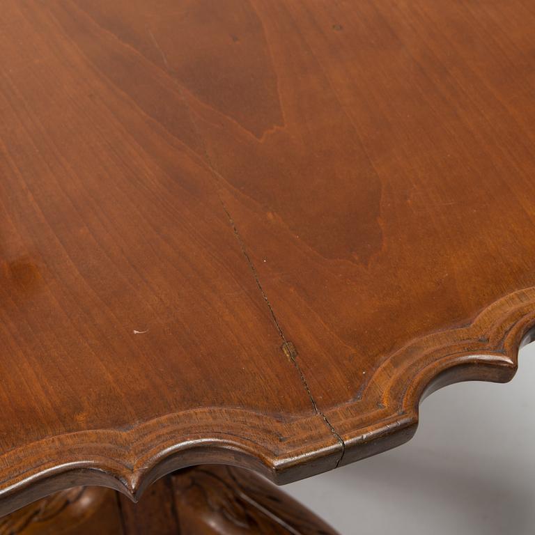 An English 17th-century tilt-top table.