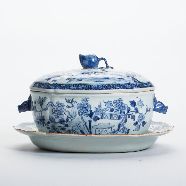 TERRIN med LOCK och FAT, porslin, Kina Qianlong (1735-1796).