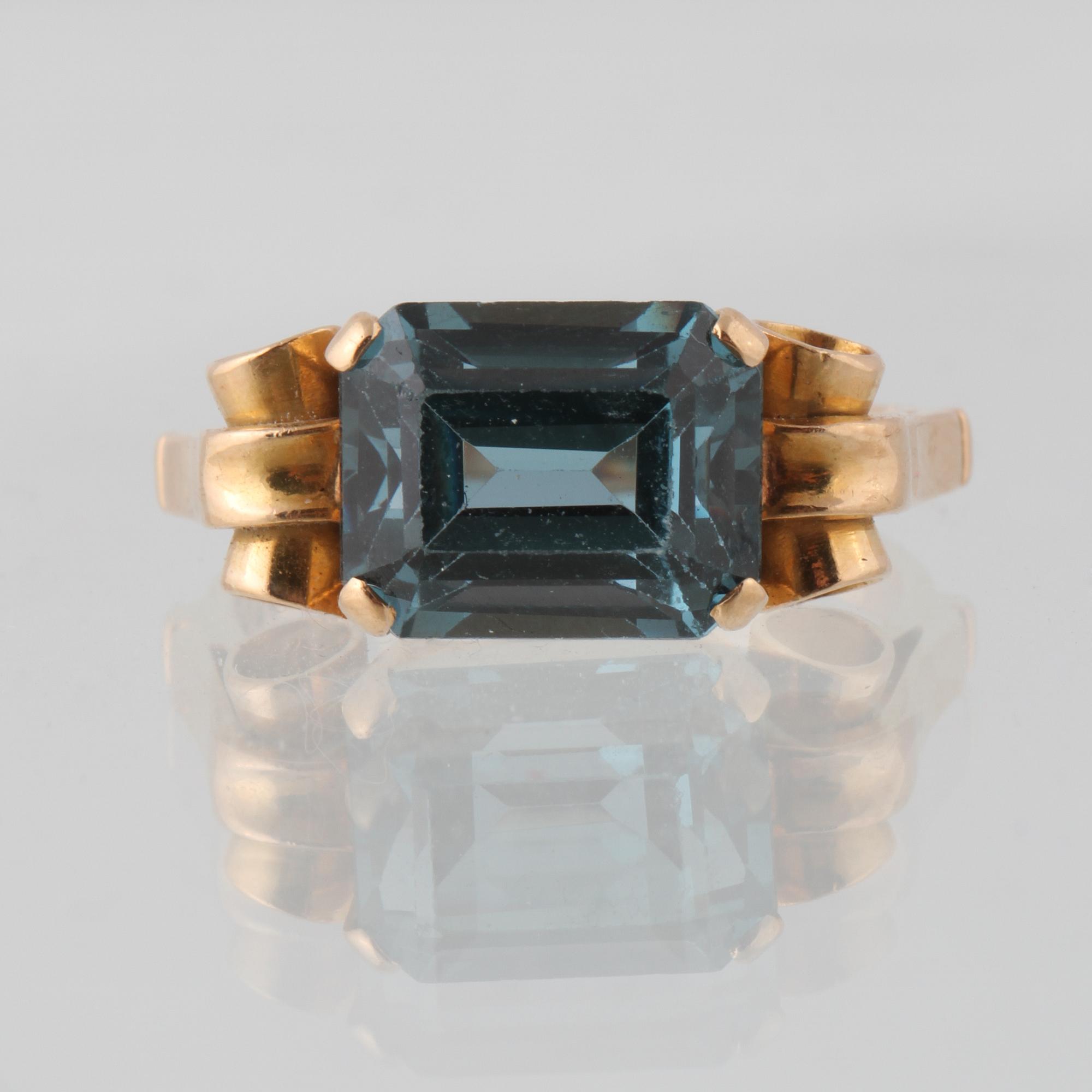 RING, 18K guld med smaragdslipad syntetisk spinell, Guldvaruhuset, Stockholm, 1948. Vikt 4,1 gram.