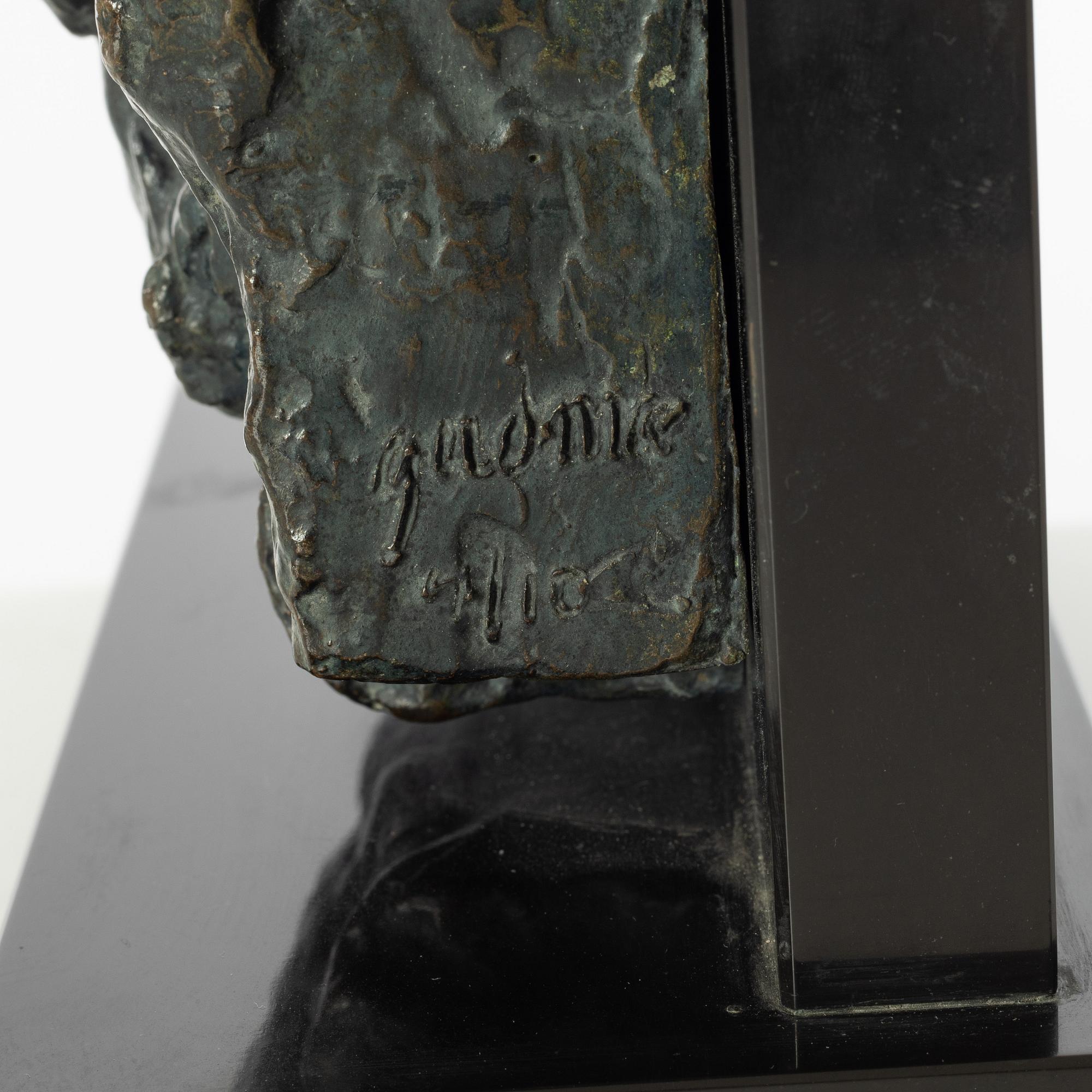 Gudmar Olovson, relief/skulptur. Signerad. Numrerad. Gjutarstämpel. Brons, total höjd 29 cm, längd 24 cm.