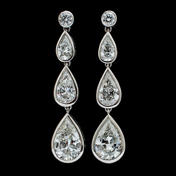 1330. A pair of drop cut diamond ear studs, tot. app. 4.70 ct.