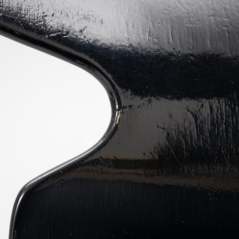 Arne Jacobsen, stolar, 4 st, "Myran", Fritz Hansen, Danmark, 1900-talets andra hälft resp 2024.