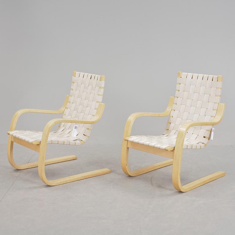 FÅTÖLJER, ett par. Modell 406, Alvar Aalto. Modellen formgiven 1947.