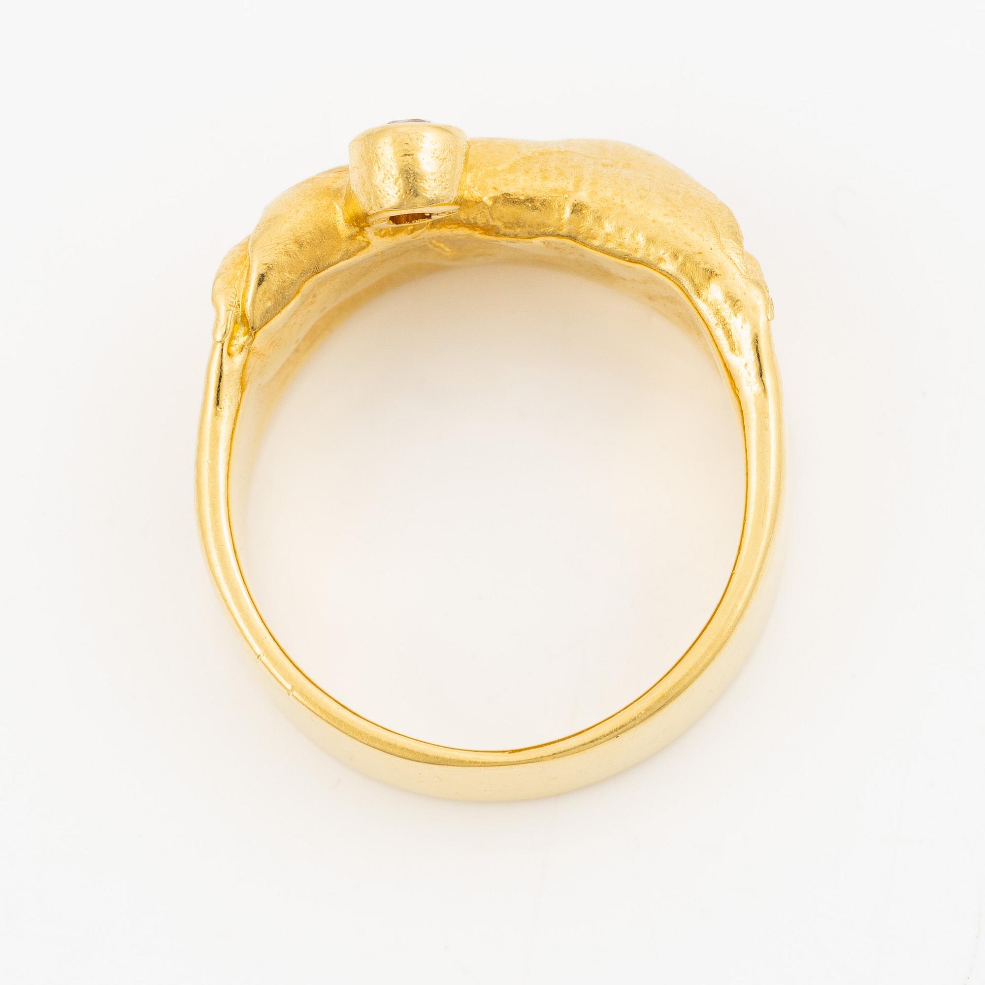 Ring 18K guld med en rund briljantslipad diamant 0.08 ct enlig gravyr.