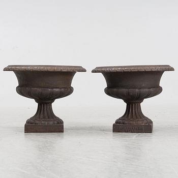 A pair of cast iron garden planters, 'No 6', Skoglund & Olson Gefle, early 20th Century.