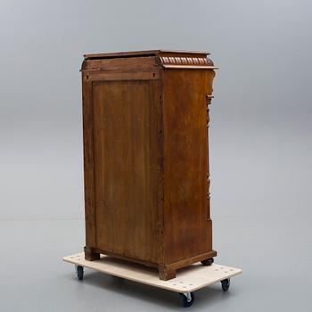 HERRBYRÅ, nyrenässans, 1800-talets slut.